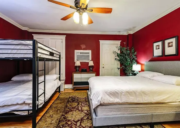 Brownstone In Gold Coast - Downtown