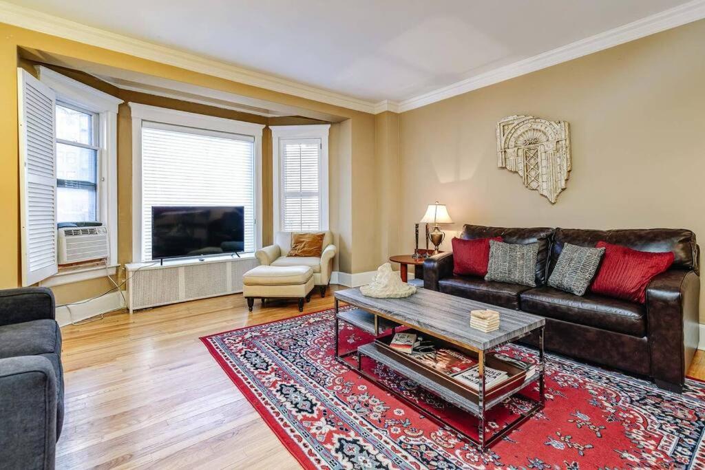 Brownstone In Gold Coast - Downtown